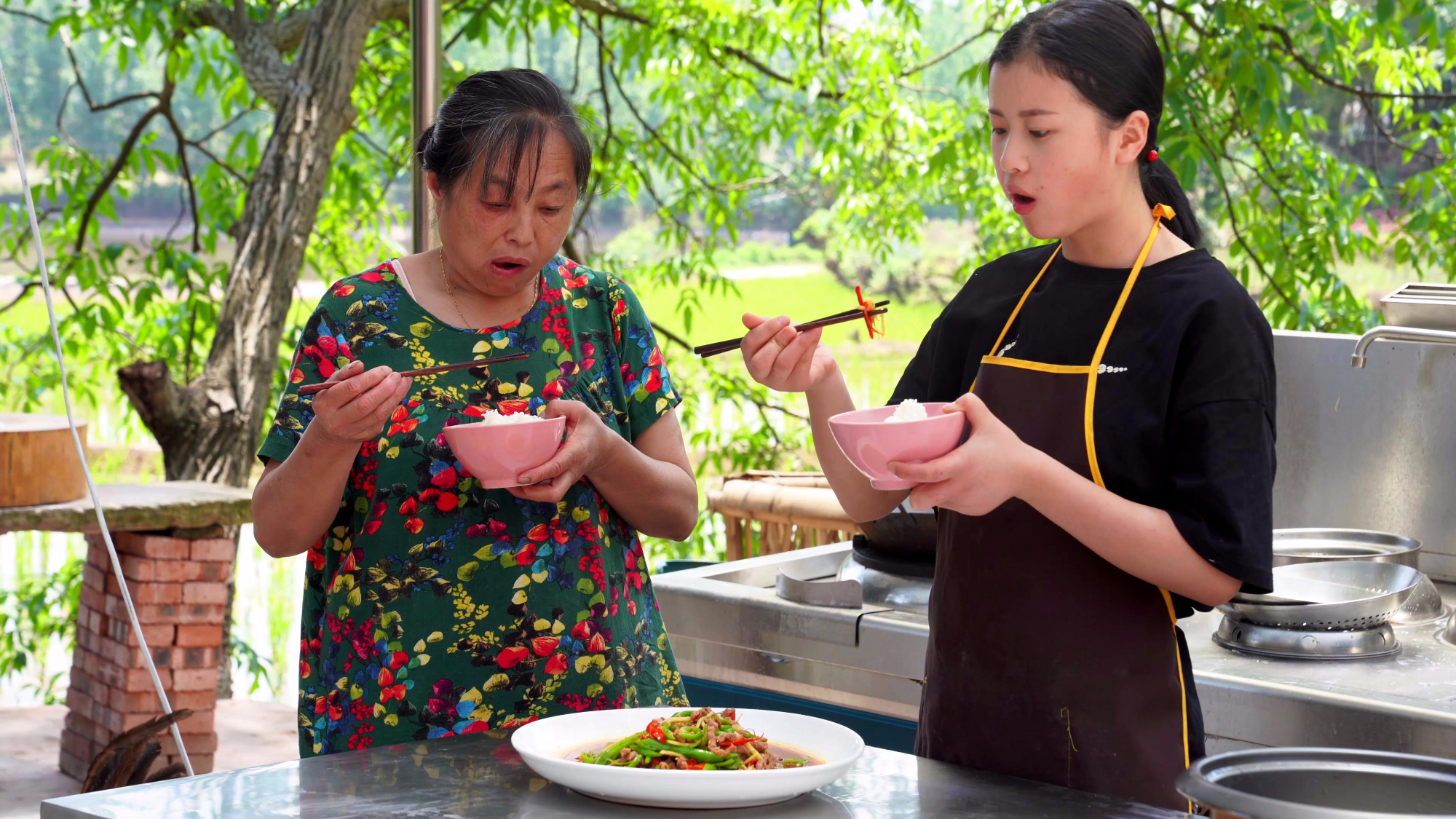 漆二娃vlog:今天的青椒牛肉丝好吃又下饭,可惜四伯爷不在家